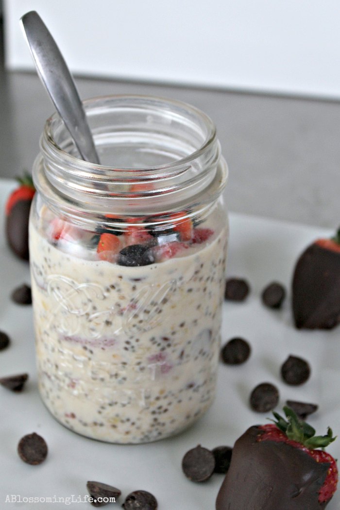 chocolate covered strawberry overnight oats