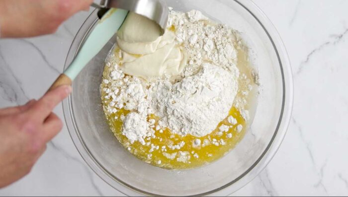 خمیر مایه را در یک کاسه شیشه ای با آرد و کره اضافه کنید.